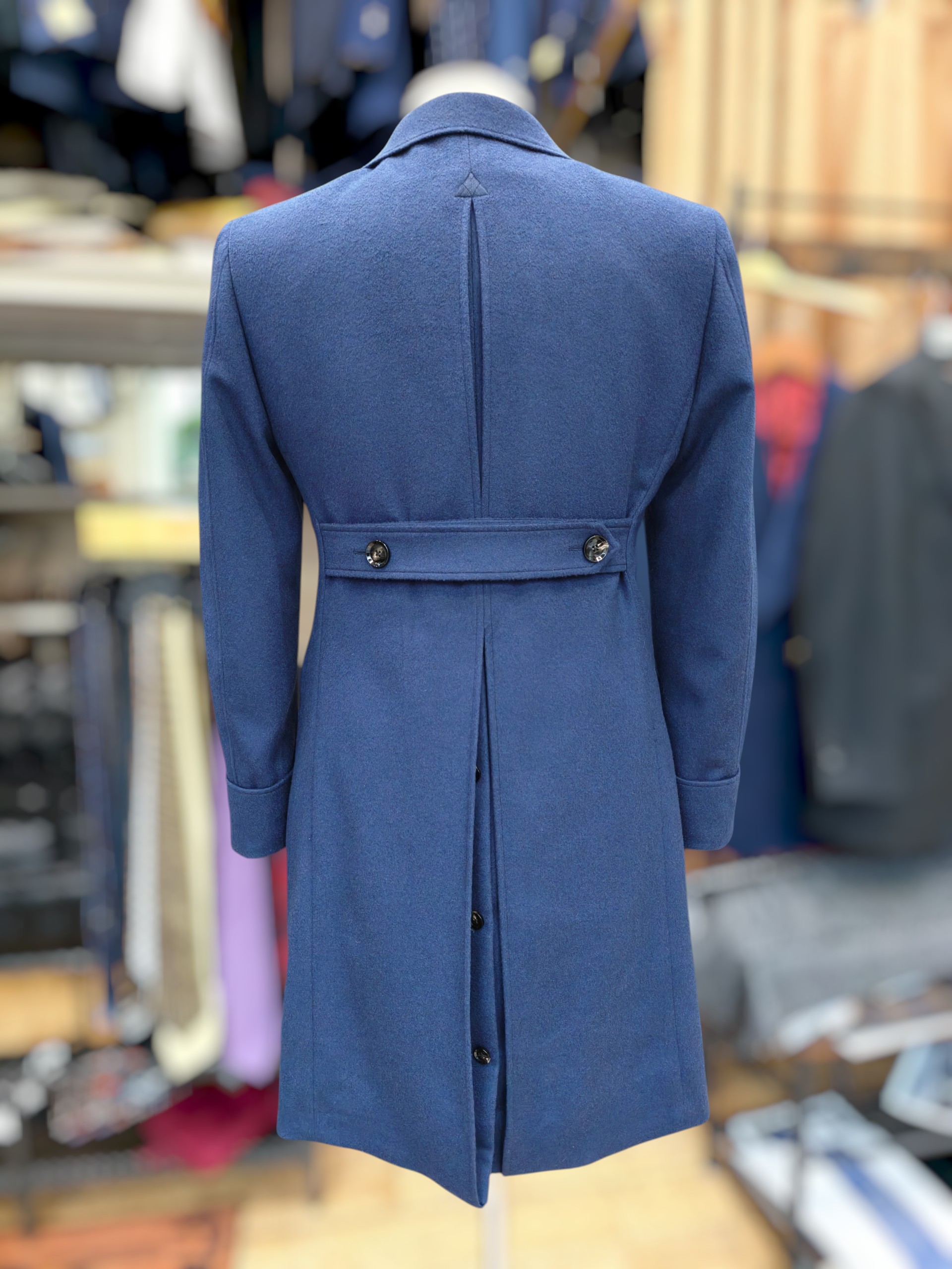 Manteau bleu sur mesure vu de dos, martingale boutonnée — François Création, Paris 17e